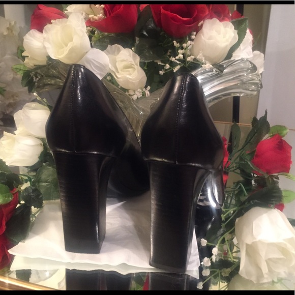 Black Calvin Klein round toe heels - Picture 2 of 5